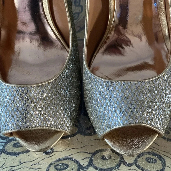 Badgley Mischka Leather Gold Pumps size 10M - Picture 11 of 11